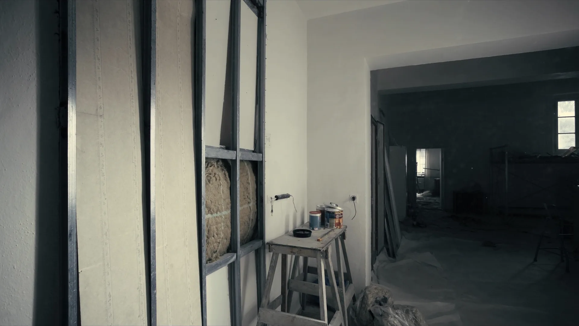 Trockenbauer stellt in einer Hamburger Wohnung eine Ständerwand, im Hintergrund der Rohbau